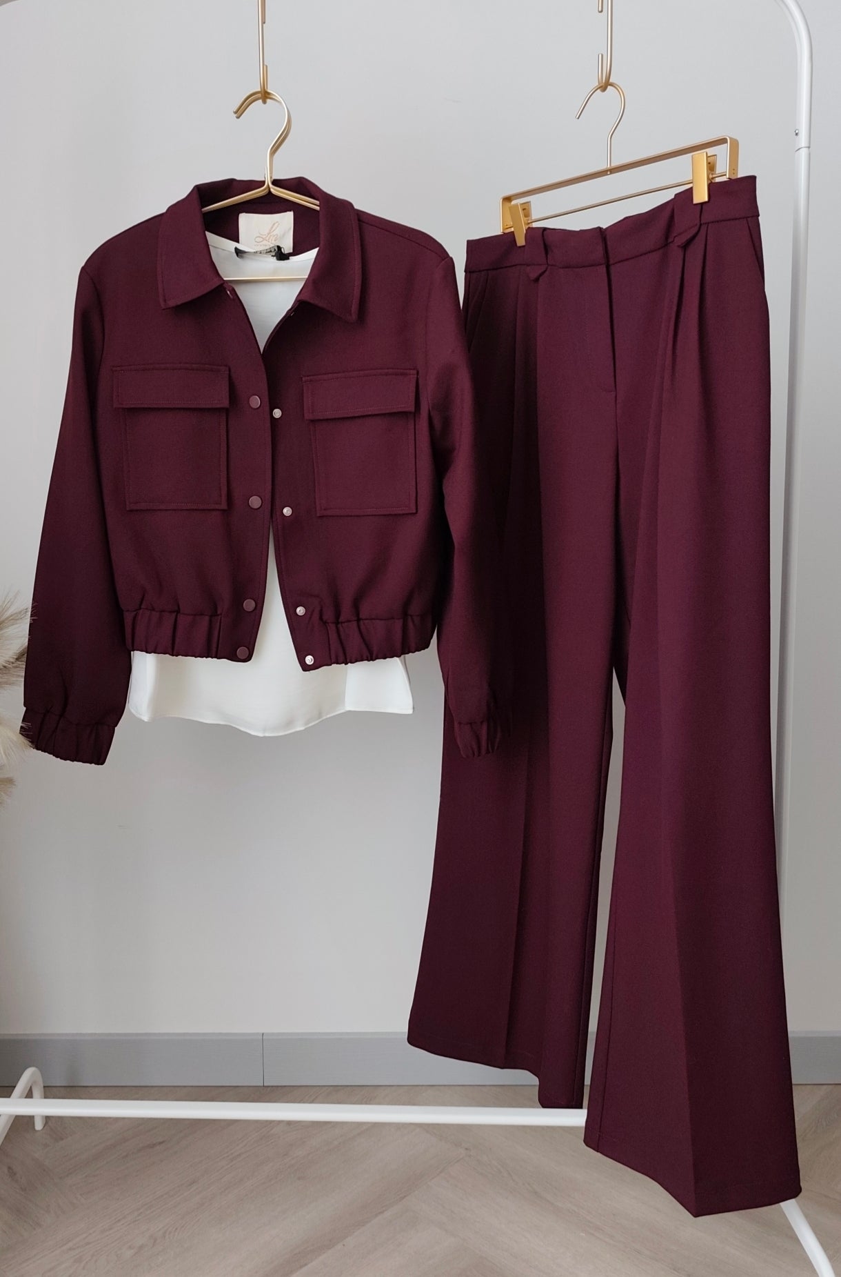 Burgundy kelnės